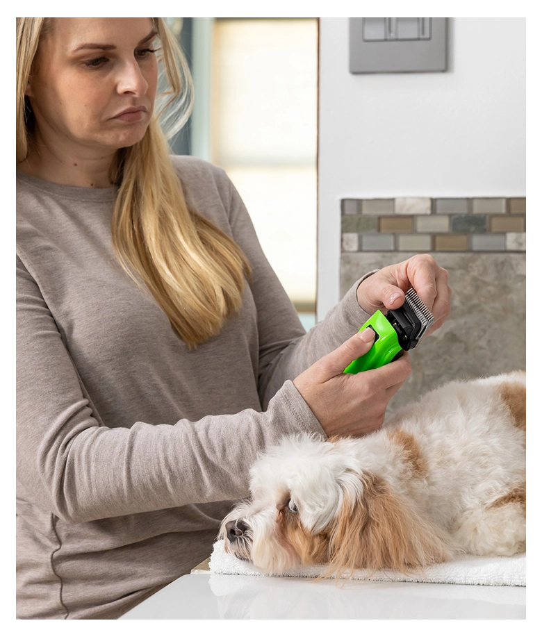 Thumbnail 563035 Easy Clip Versa Clipper Green detachable blade in-use